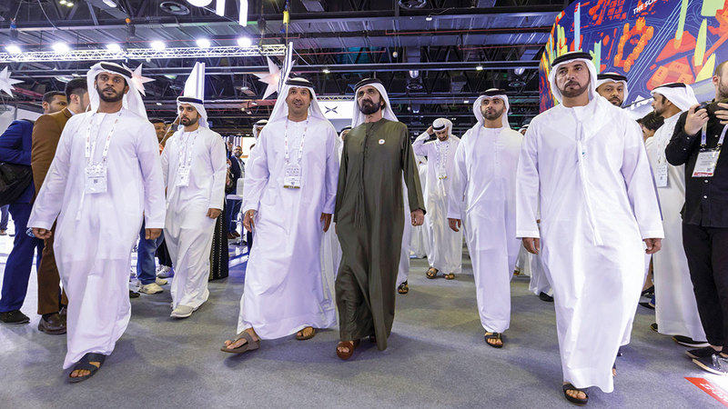 محمد بن راشد خلال جولة في معرض &laquo;جيتكس غلوبال&raquo;. وام