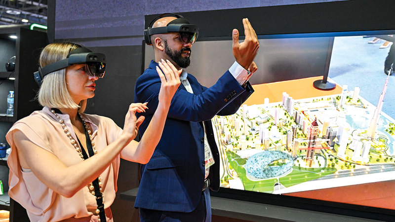 النظارات تتيح لزائري الدولة إجراء جولات سياحية بشكل محاكي للواقع. تصوير: أشوك فيرما