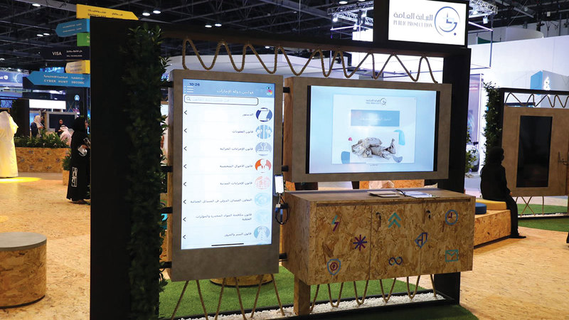 جناح النيابة العامة في «جيتكس» يعرض أبرز خدماتها الرقمية. من المصدر