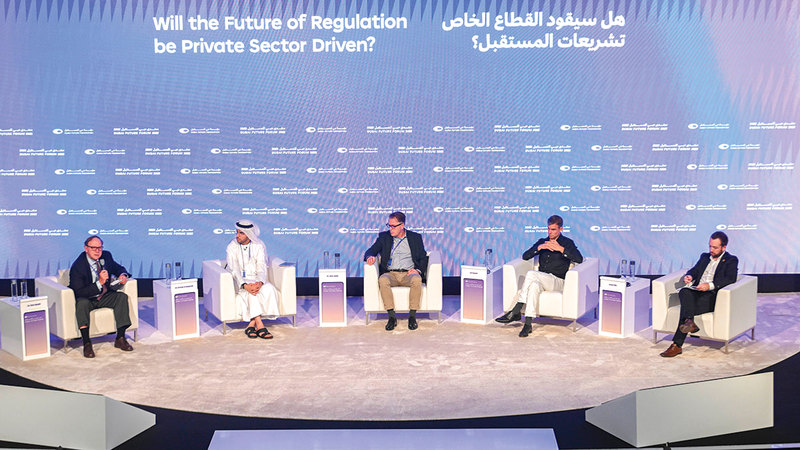 خلال جلسة بعنوان «هل سيقود القطاع الخاص تشريعات المستقبل؟» في اليوم الثاني من «منتدى دبي للمستقبل». تصوير: باتريك كاستيلو