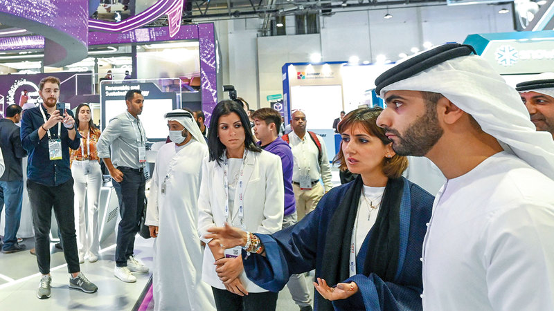 منصور بن محمد خلال زيارة معرض «جيتكس غلوبال». وام