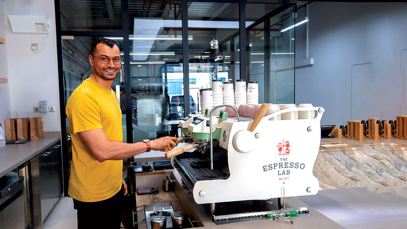 العلاقة المبكرة للملوحي مع عالم القهوة قادته إلى رحلة اجتهاد جمعت بين الدراسة الأكاديمية والخبرة العملية. تصوير: أحمد عرديتي