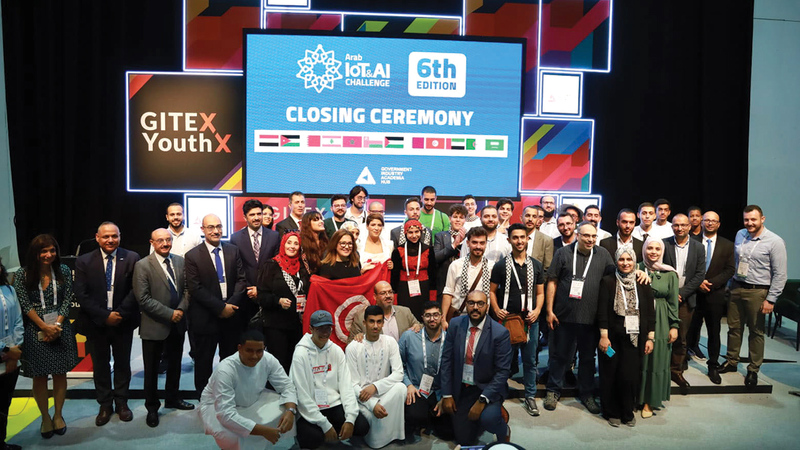 الفرق المشاركة في المسابقة والمشرفون وأعضاء لجان التحكيم. من المصدر