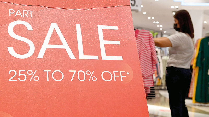 مطالب بأن تكون فترة استبدال البضائع خلال التنزيلات 14 يوماً.   تصوير: إريك أرازاس