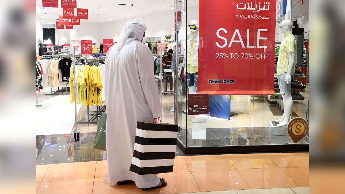 «الاقتصاد» أكدت أن رفض ردّ أو استبدال السلع خلال فترات التخفيضات غير قانوني.   تصوير: إريك أرازاس