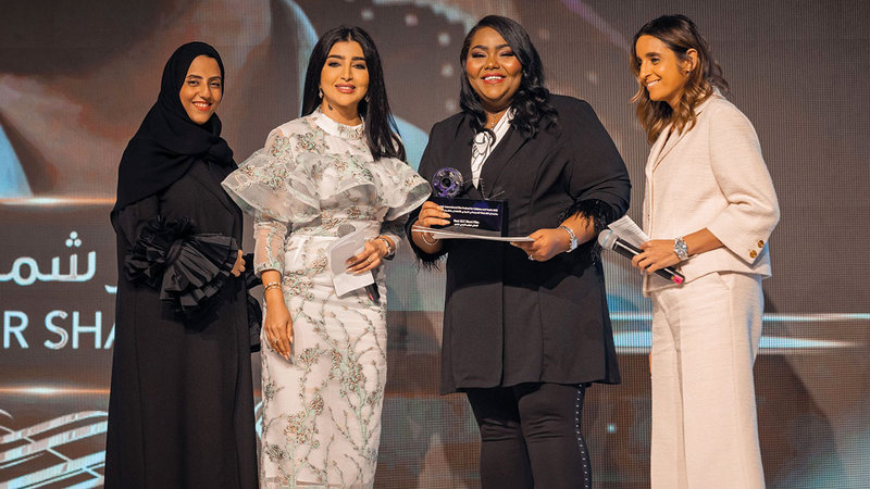 خلال تكريم «نور شمس».   من المصدر