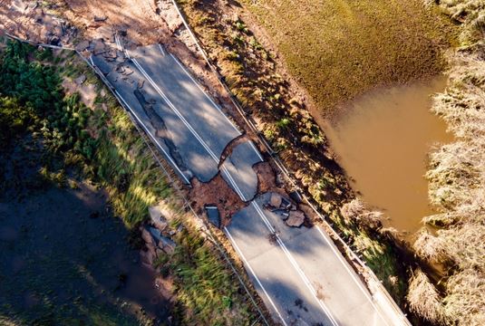 سلطات الطوارئ أمرت سكان شارلتون وإيكوكا بإخلاء منازلهم على الفور، حيث غمر أكثر من 600 منزل وشركة في جميع أنحاء الولاية.