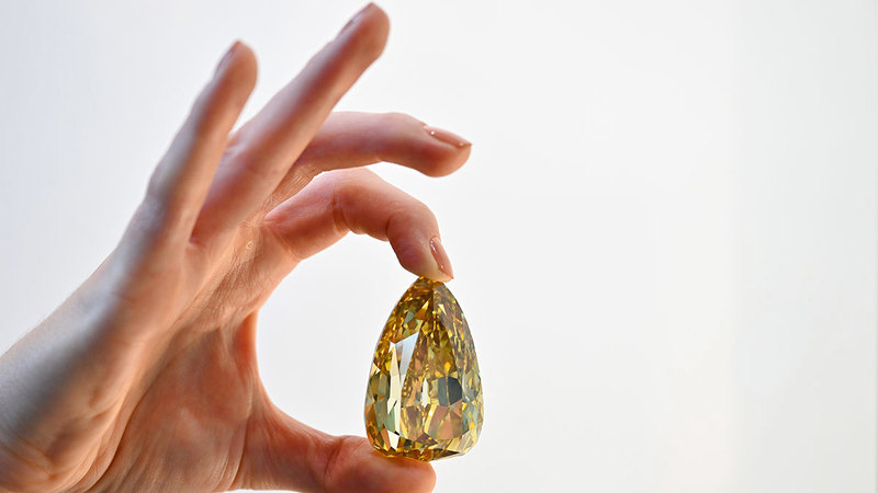 القطعة تعد أكبر ماسة نقية خالية من العيوب داخلياً.  ■ تصوير: أحمد عرديتي