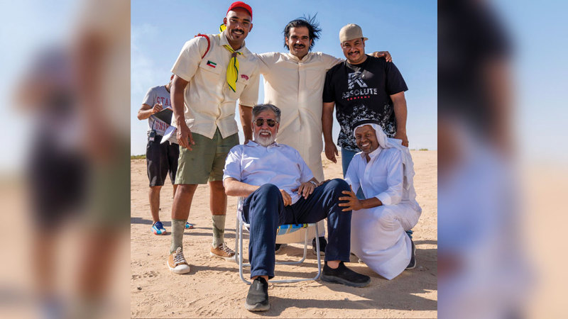 أحمد الجسمي وفريق العمل خلال كواليس «ظهر وبطن».   عن حساب الشركة المنتجة