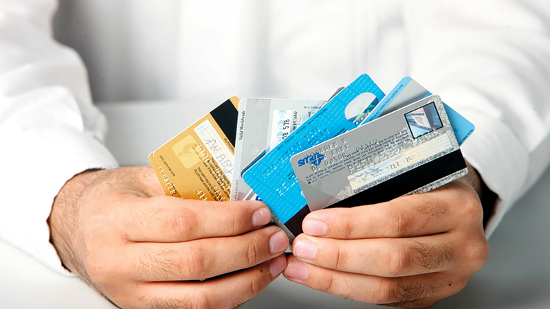 تخفيض سقف بطاقات الائتمان غير المستغلة يسهم في تحسّن التقييم الائتماني.   أرشيفية