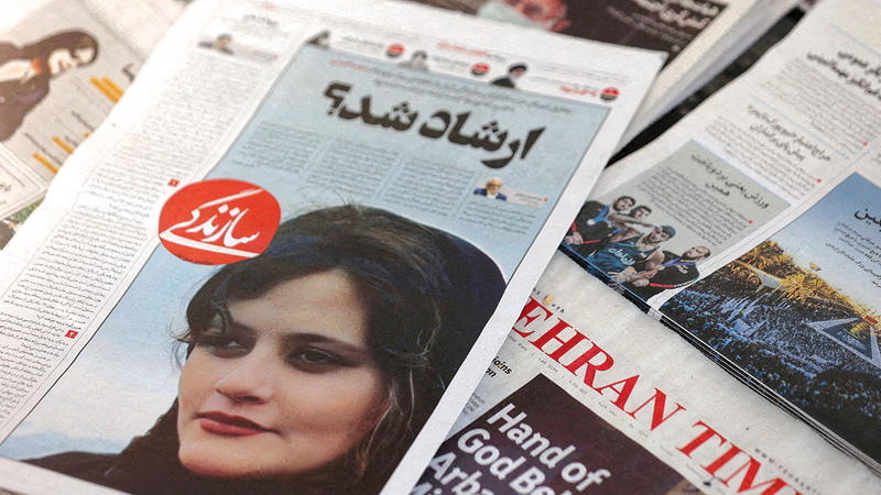 مهسا أميني تحوّلت إلى رمز يثير المتاعب للقيادة الإيرانية.   رويترز