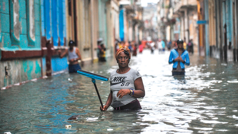 المياه غمرت الشوارع وأعاقت حركة الناس. رويترز