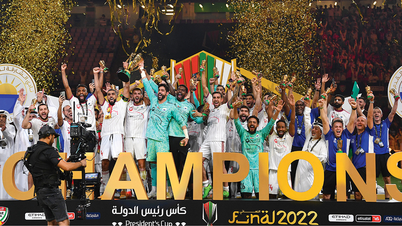 لاعبو فريق الشارقة خلال الاحتفال بلقب الكأس. تصوير: إريك أرازاس