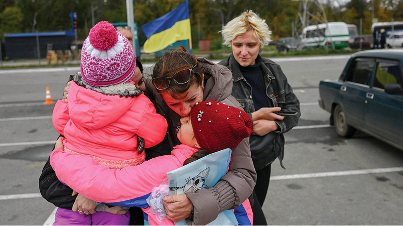 أسرة أوكرانية نازحة  من خيرسون. أ.ف.ب