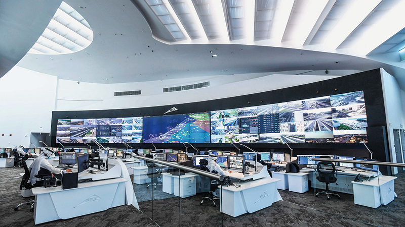 مركز دبي للأنظمة المرورية الذكية أكبر وأحدث مراكز التحكم المروري.  من المصدر