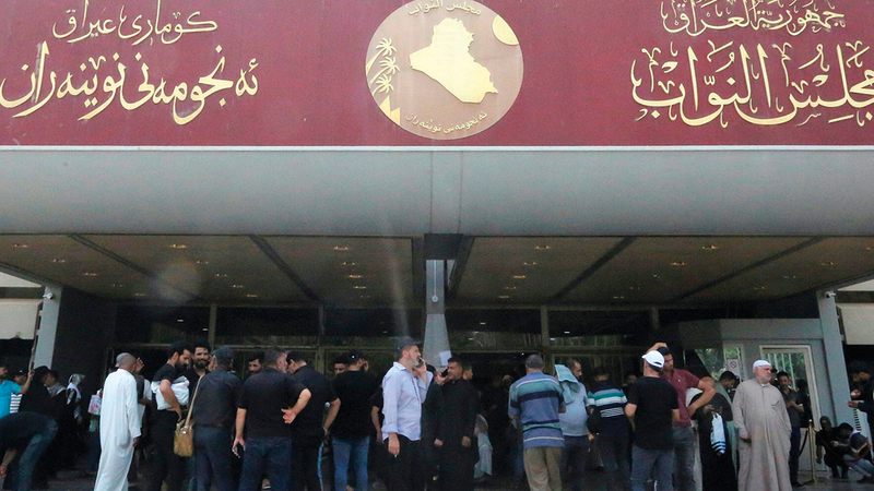 أتباع الصدر أمام البرلمان العراقي  خلال الاحتجاجات السابقة.   أ.ف.ب