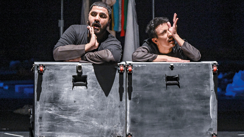 نَسج العمل من ملابس الناس حكايات وقصصاً تنتقل بنا من عوالمهم إلى معاناة الشخصيتين الرئيستين على خشبة المسرح.    تصوير: باتريك كاستيلو