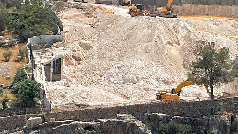 أعمال الحفريات تُجرى في جبل صهيون لإقامة النفق. الإمارات اليوم