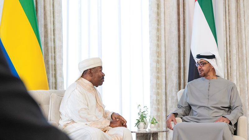 محمد بن زايد خلال استقباله رئيس الغابون في قصر الشاطئ. من المصدر
