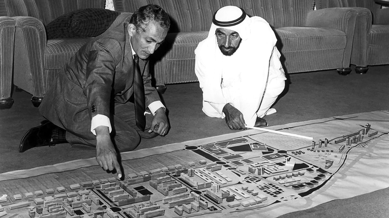 الشيخ زايد يناقش مخطط مدينة أبوظبي مع عبدالرحمن مخلوف. أرشيفية