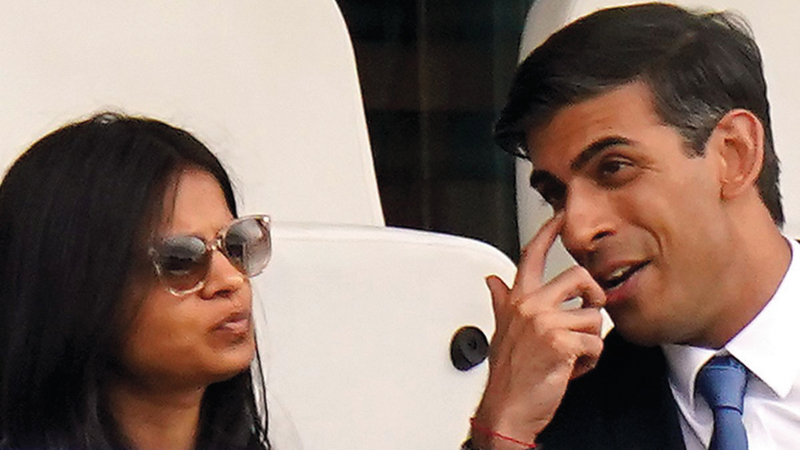 سوناك مع زوجته. من المصدر