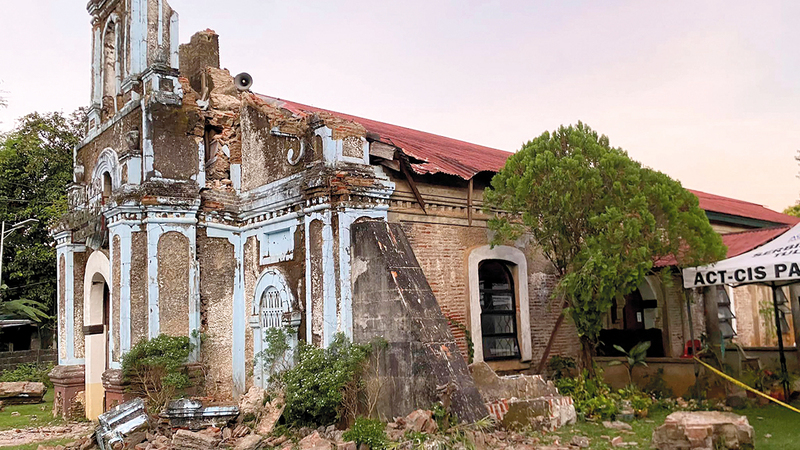 كنيسة أصابها الدمار جراء الزلزال في مدينة لاباز شمال العاصمة مانيلا. أ.ف.ب