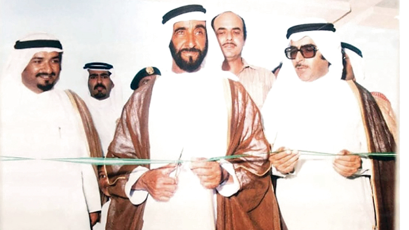الشيخ زايد يرافقه حميد النعيمي خلال افتتاح استديوهات عجمان رسمياً. أرشيفية