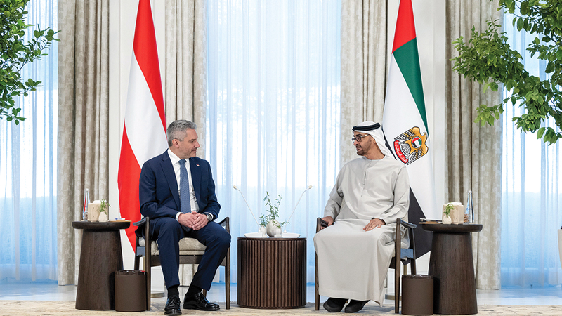محمد بن زايد خلال لقائه المستشار النمساوي في «قصر الشاطئ». وام