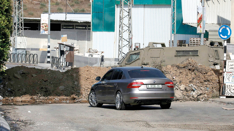 الاحتلال أغلق الطرق الرئيسة بين نابلس ومدن الضفة. الإمارات اليوم