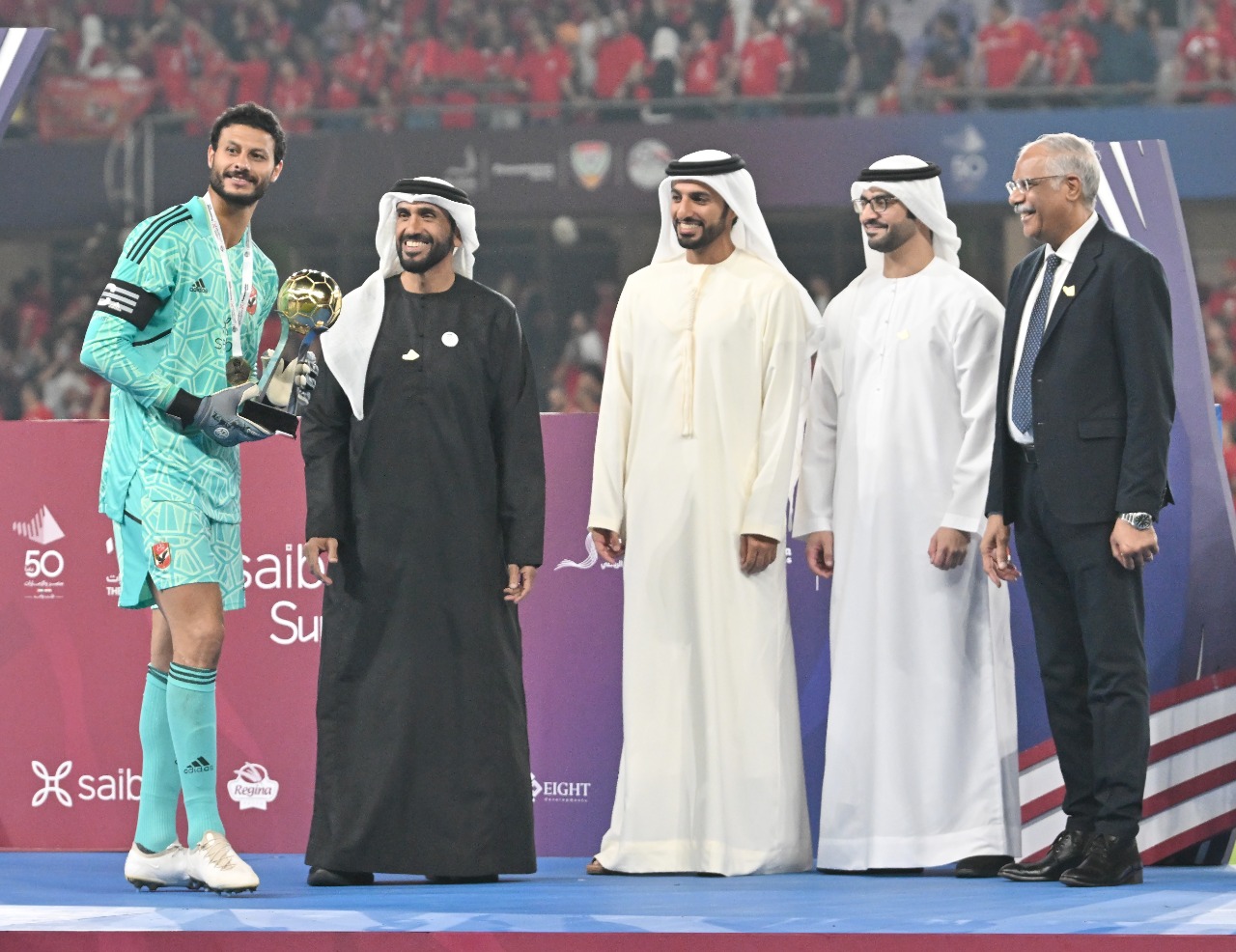 نهيان بن زايد خلال تسليم كـأس السوبر إلى قائد الأهلي الحارس محمد الشناوي. تصوير: إريك أرازاس