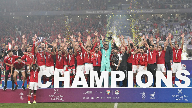 فرحة كبيرة للاعبي الأهلي بعد الفوز بكأس السوبر. تصوير: إريك أرازاس