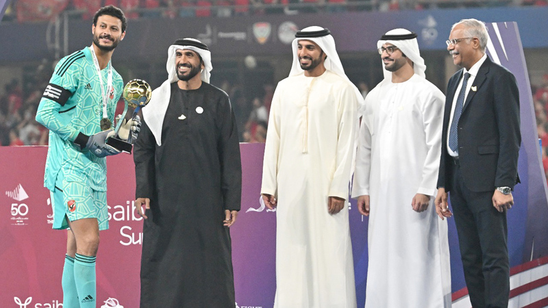 نهيان بن زايد خلال تسليم كأس السوبر إلى قائد فريق الأهلي الحارس محمد الشناوي. تصوير: إريك أرازاس