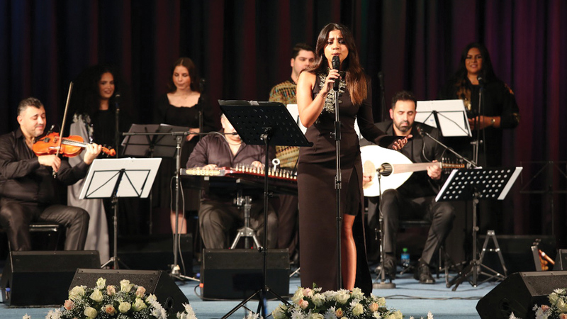 رند نداف تغني وفرقة «سكون» تعزف على مسرح «العويس».  من المصدر