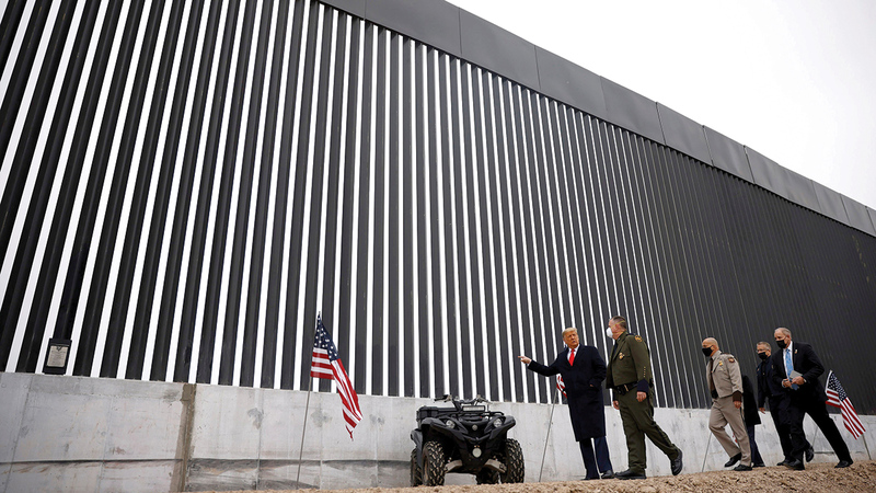 ترامب استحضر لنفسه سلطات طوارئ وموّل إنشاء الجدار في جنوب البلاد. رويترز