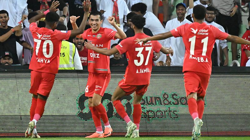 لاعبو شباب الأهلي يحتفلون بالهدف الثاني الذي سجله عزيز غانييف. تصوير: أسامة أبوغانم