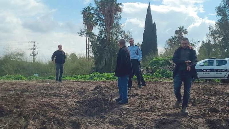 أثناء اقتحام قوات الاحتلال «مقبرة القسّام».   الإمارات اليوم