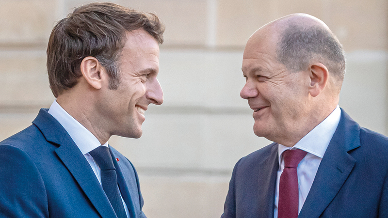 ماكرون خلال استقباله شولتس في باريس.  إي.بي.إيه