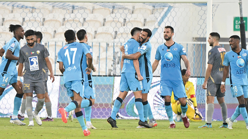 لاعبو بني ياس يحتفلون بالفوز الكبير.   تصوير: إريك أرازاس