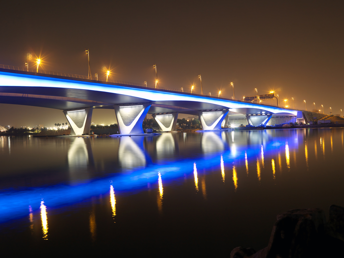 جسور تعبر خور دبي