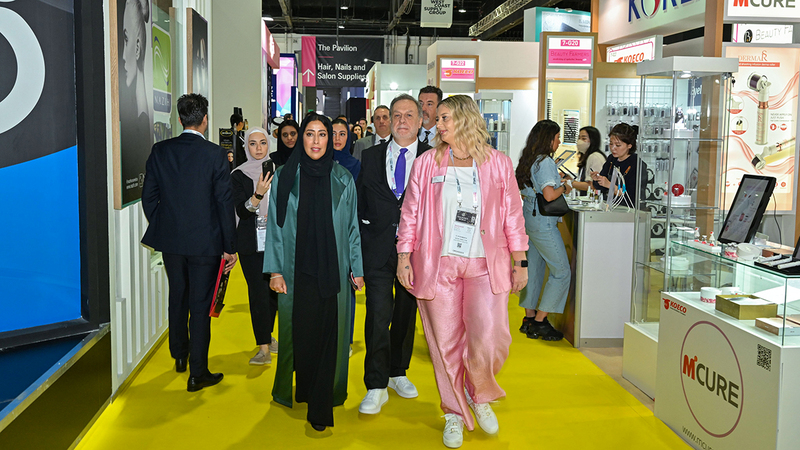 منى المري افتتحت المعرض واطلعت على عدد من أجنحة الدول والشركات العالمية المشاركة في «بيوتي وورلد ميدل إيست».   من المصدر