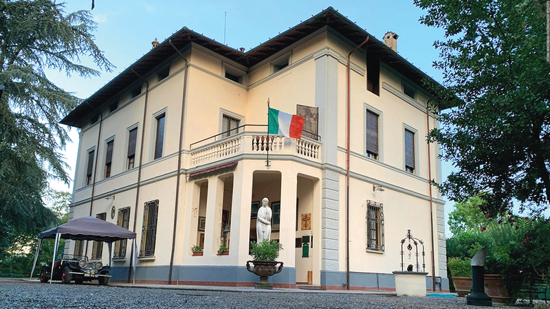 القصر من الخارج.  من المصدر