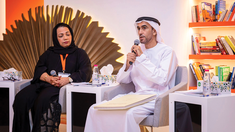 سلطان العميمي وعائشة سلطان خلال الندوة. من المصدر