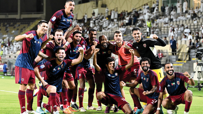 لاعبو الوحدة خلال الاحتفال بالفوز على دبا. تصوير: نجيب محمد