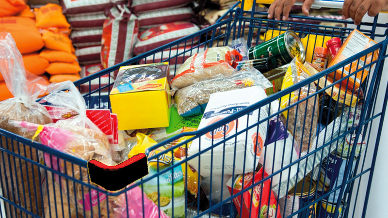 مسؤولان في منفذ بيع اعتبرا قسيمة الشراء وسيلة تخفّض سعر السلع وتدعم ولاء المستهلكين. أرشيفية