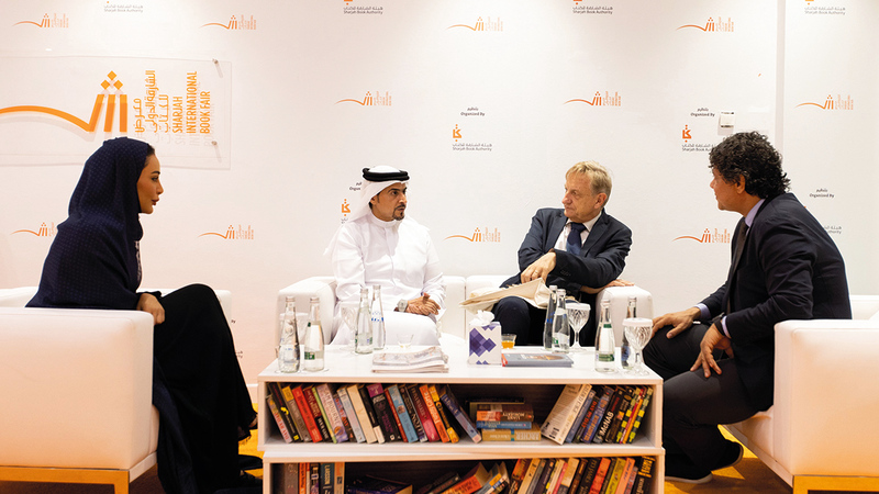 أحمد العامري خلال لقاء برنارد شولز في معرض الشارقة للكتاب. من المصدر