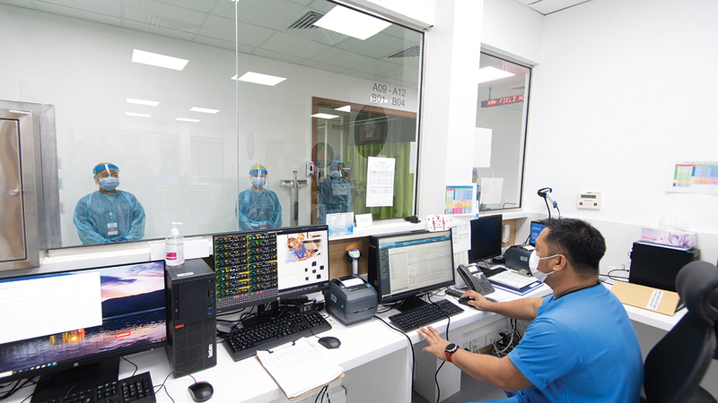 المنشآت والمرافق الصحية ومراكز أصحاب الهمم سيكون ارتداء الكمامات إلزامياً فيها. تصوير: أحمد عرديتي