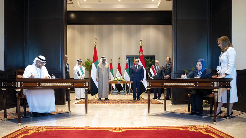 محمد بن زايد والسيسي خلال توقيع الاتفاقية.   وام
