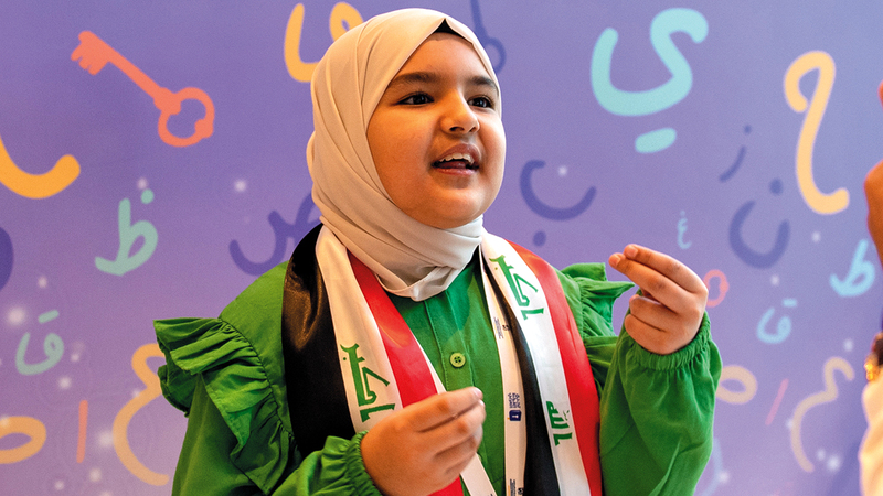 زينب عباس تتحضر لحفل الختام من خلال مراجعة القراءات التي قامت بها.   من المصدر