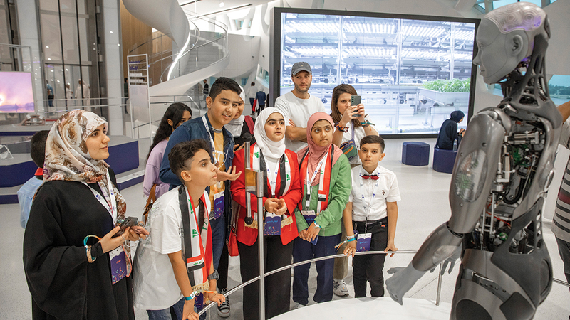 تجوّل نجوم «تحدي القراءة العربي» في «متحف المستقبل» الذي يشكل مقرا لمبادرة «نوابغ العرب».   من المصدر