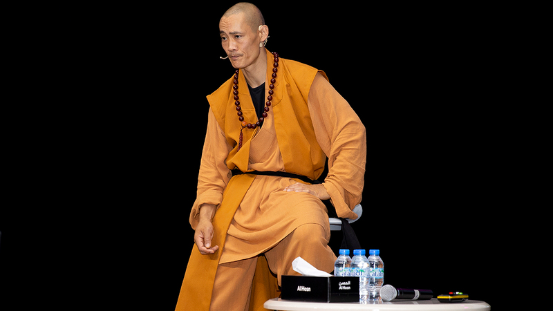 شينغ على مسرح إشراقات.   من المصدر